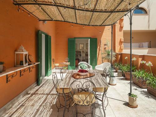 an outdoor patio with a table and chairs at Agapanthus in Matera