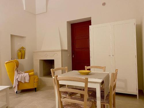 モンタルバーノにあるVilla Ricciardi-Suite famigliare 1-zona Ostuniのダイニングルーム(テーブル、椅子、赤いドア付)