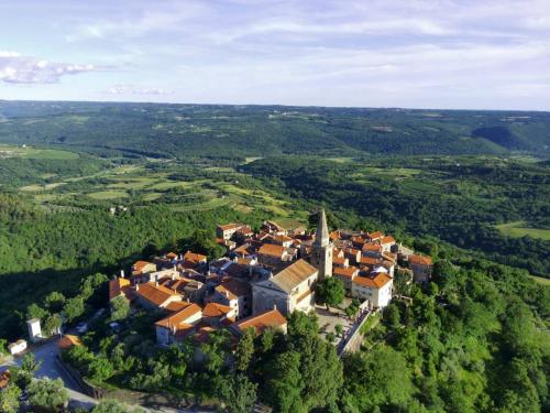 una vista aérea de un pequeño pueblo en las colinas en Rooms Svalina Adults Only, en Grožnjan