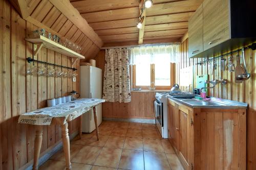 duża kuchnia z drewnianymi ścianami i blatem w obiekcie Schodami do nieba w Zakopanem