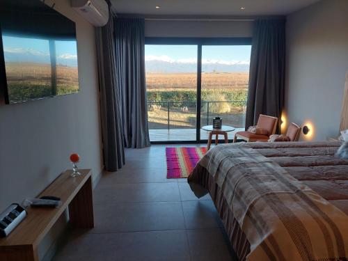 um quarto com uma cama e uma grande janela com vista em Casa de Huéspedes La Azul em Los Árboles