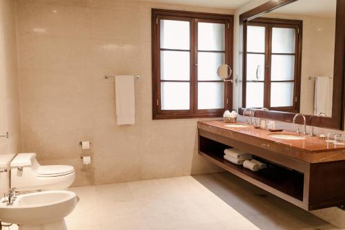 a bathroom with a sink, toilet and bathtub at Wyndham Costa del Sol Arequipa in Arequipa