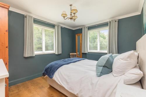 Una cama o camas en una habitación de Poundgate Park Cottage