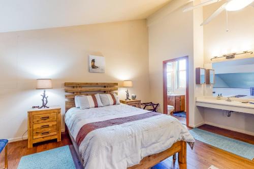 パゴサ・スプリングスにあるAspen Loftの大きなベッドと洗面台のある寝室