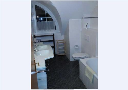 La salle de bains est pourvue d'un lavabo et de toilettes. dans l'établissement Karlshagen, Hafenidyll Fewo Dörte, à Karlshagen