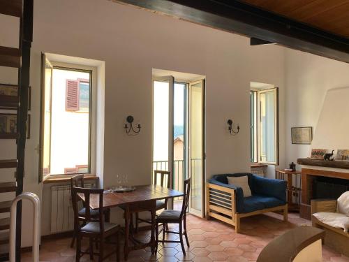 een woonkamer met een tafel en stoelen bij La luce del borgo in Castel Gandolfo