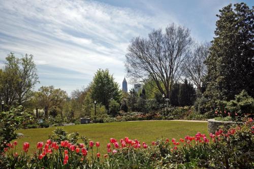 Ein Garten an der Unterkunft Kimpton Sylvan Hotel Buckhead Atlanta