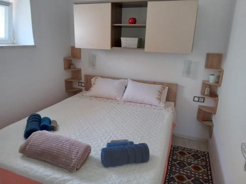 Posteľ alebo postele v izbe v ubytovaní Kastelanic apartman
