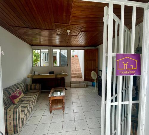 - un salon avec un canapé et une table dans l'établissement Hostal Inn 1, à Flores