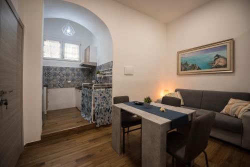 a living room with a couch and a table at Dimora Francesca in Salerno