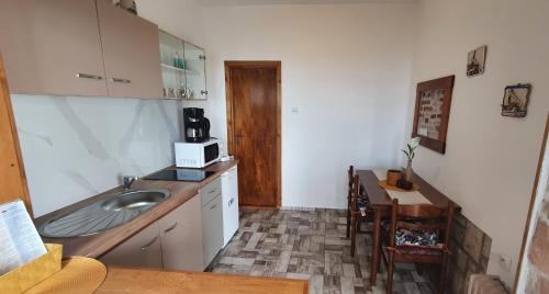 Dapur atau dapur kecil di Apartmani Sidro Senj