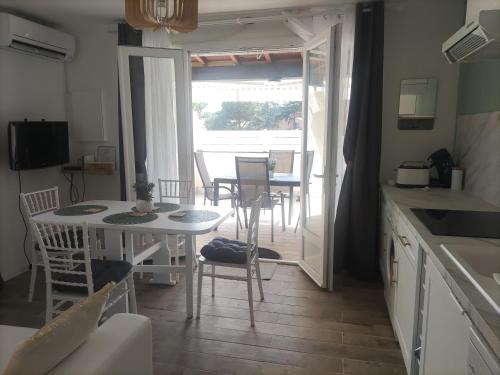 Kuchyňa alebo kuchynka v ubytovaní Appartement JADE dans résidence proche Tennis/ centre naturiste