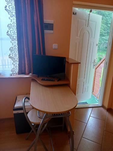 TV a/nebo společenská místnost v ubytování Vanilla Pokoje i Apartamenty Nad Brzegiem Jeziora