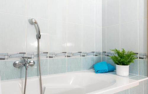ein Badezimmer mit einer Badewanne mit Pflanze in der Unterkunft Dare in Split