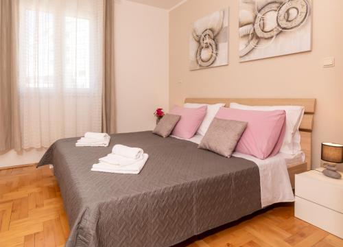 ein Schlafzimmer mit einem großen Bett mit zwei Handtüchern darauf in der Unterkunft Dare in Split