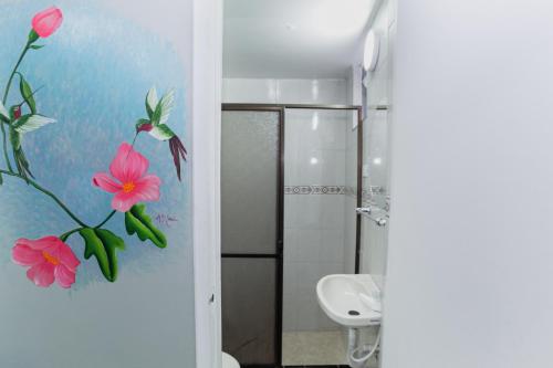 Kylpyhuone majoituspaikassa ApartaSuites & Hotel Bogota Teusaquillo