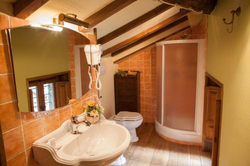 Et badeværelse på Il Borgo Dei Corsi - Charming Holiday Apartments