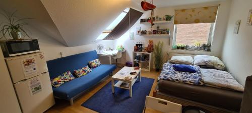 a small room with a couch and a bed at Business-Travel-Apartment & Ferienwohnung Münster, kontaktloser Check-In von 15 bis 24 Uhr möglich, mit SB-Kiosk in Münster