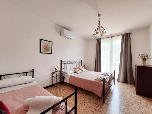 Postel nebo postele na pokoji v ubytování Agriturismo Conca Sandra - Farm Stay on Lake Como