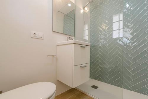 阿雷納爾登卡斯特爾的住宿－Apartamento Castellsol 209，一间带卫生间和玻璃淋浴间的浴室