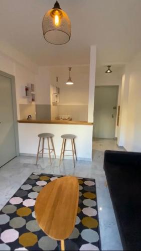 un salon avec une table et une cuisine dans l'établissement Appartement entier. Nice Riquier, à Nice
