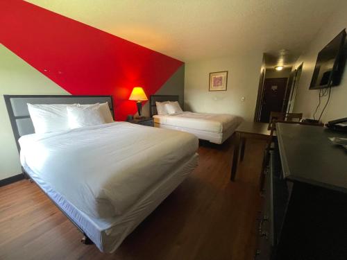 Ένα ή περισσότερα κρεβάτια σε δωμάτιο στο Sunnyside Inn and Suites