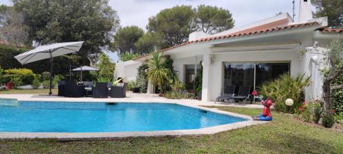 une maison avec une piscine dans la cour dans l'établissement Villa Bleue, à Mougins