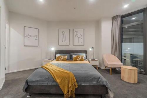 Giường trong phòng chung tại City Pulse Apartment with car park and city views