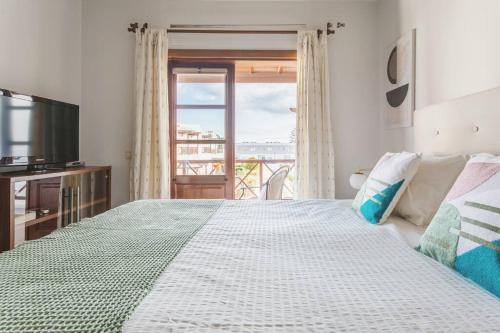 una camera con un grande letto e una televisione di Sweet Celia a Playa Blanca