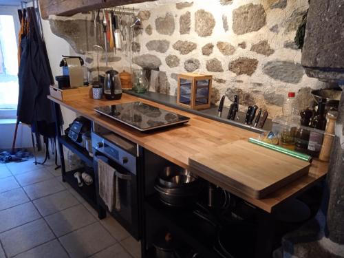 - une cuisine avec un comptoir en bois et un évier dans l'établissement Tour médiévale de l'an mille, à Loudes