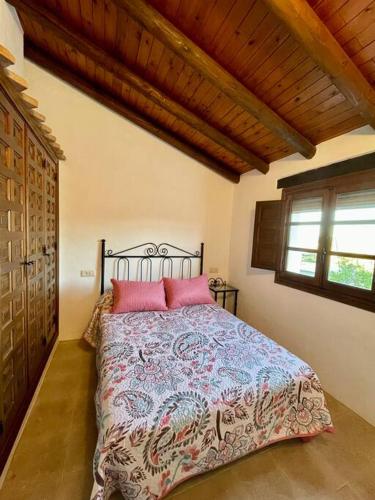 Una cama o camas en una habitación de Casa rural Molino los Patos, Yunquera