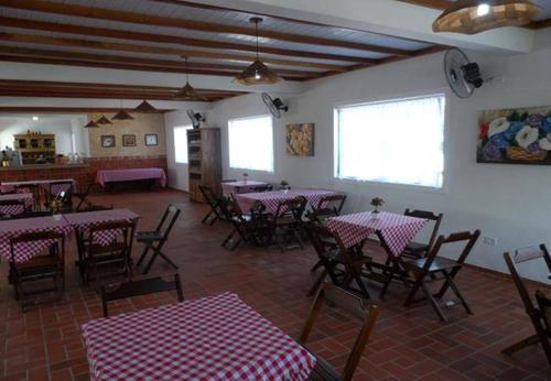 En restaurant eller et andet spisested på Pousada Villa Virgínia Guarujá
