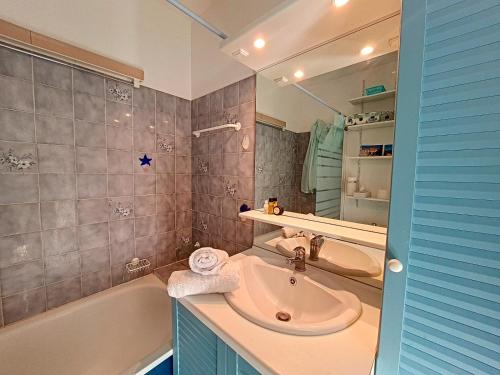 Kúpeľňa v ubytovaní Appartement 3 pièces, vue sur mer piscine tennis proche thalasso