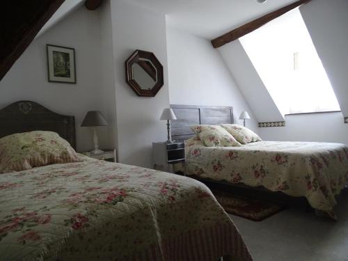 sypialnia z dwoma łóżkami i oknem w obiekcie Moulin de la Follaine Gîte Le logis du meunier w mieście Azay-sur-Indre
