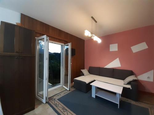 sala de estar con sofá y mesa en Apartments Cebalo - Ekonomija, en Korčula