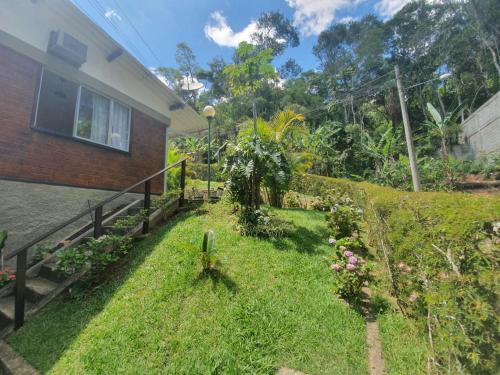 a backyard of a house with a garden at Casa aconchegante com vista para as montanhas in Teresópolis