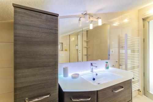 baño con lavabo y espejo grande en Apartment Ćosić Green, en Klenovica