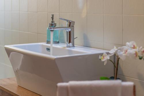 Ένα μπάνιο στο Villa Donatelli - Spacious Panoramic Villa, Perfect for Visiting Tuscany