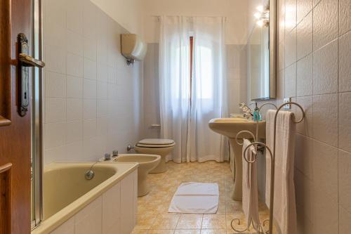 Ένα μπάνιο στο Villa Donatelli - Spacious Panoramic Villa, Perfect for Visiting Tuscany