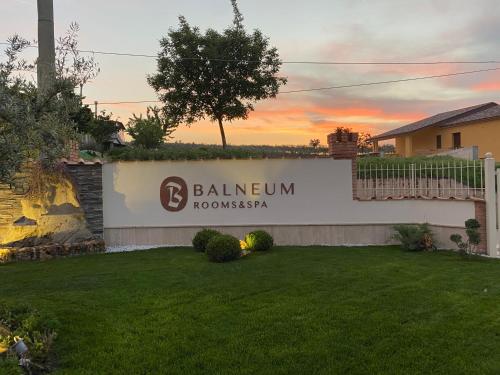 Κήπος έξω από το Balneum Rooms & SPA