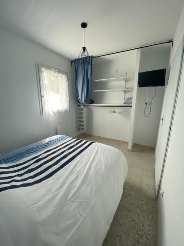 une chambre blanche avec un lit et une fenêtre dans l'établissement Magnolia, à Rivières