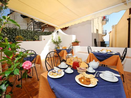 una mesa con platos de comida en la parte superior en B&B Antico Palmento en Lipari