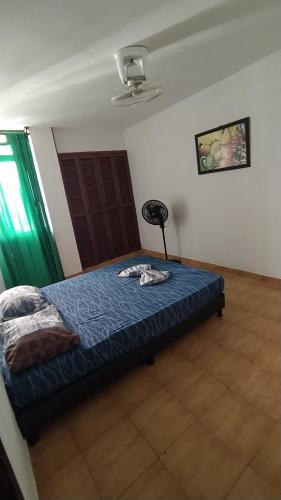 Una cama o camas en una habitación de Apartamento Rodadero Santorini