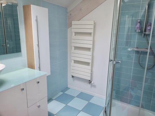 y baño con azulejos azules y ducha. en Beautiful property in front of Annecy Lake en Veyrier-du-Lac