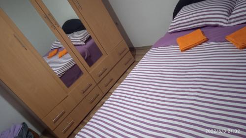 łóżko piętrowe z drewnianymi drzwiami obok łóżka w obiekcie Via Dinarica GuestHouse w mieście Jablanica