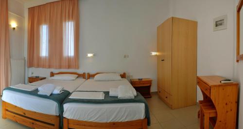 1 dormitorio con 1 cama grande y armario de madera en Adonis, en Kallithea Halkidikis