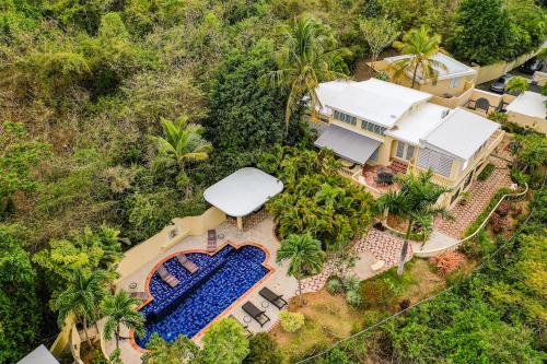 uma vista aérea de uma casa com piscina em Las Terrazas Los Chivos em Vieques