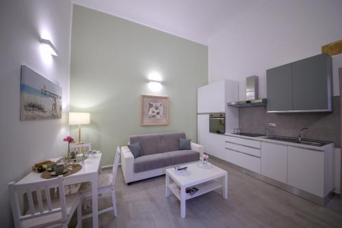 salon z kanapą i stołem w obiekcie Maris Terra w mieście Brindisi