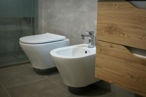 a bathroom with a toilet and a sink at Maris Terra in Brindisi