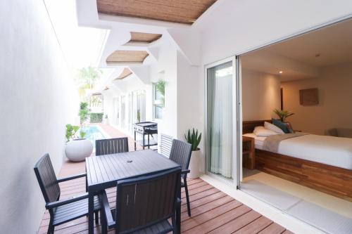 una habitación con una cama, una mesa y sillas en Hermosa Wave C1, en Playa Hermosa